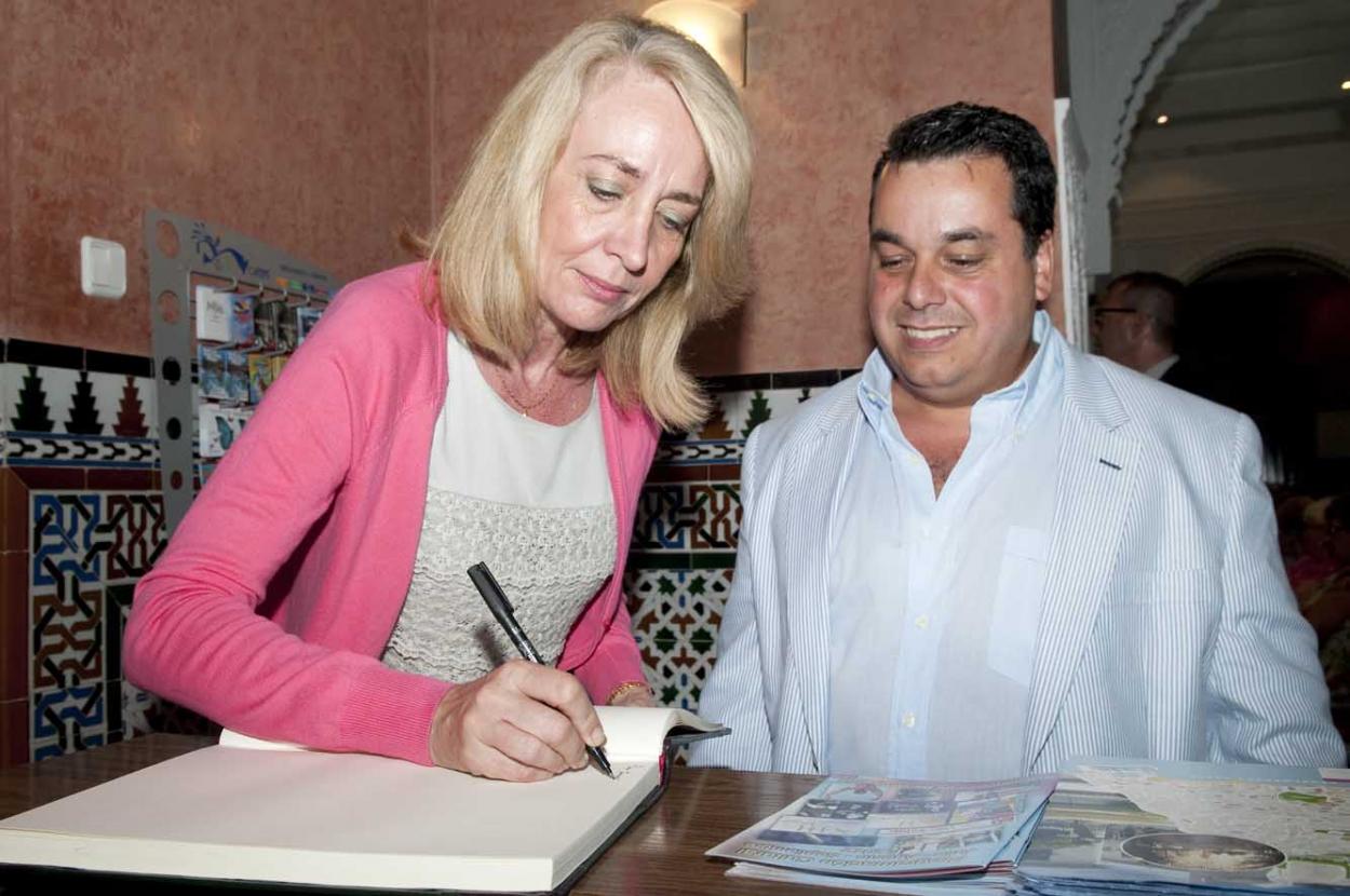La Alcaldesa firma en el Libro de Honor de Imperio Argentina